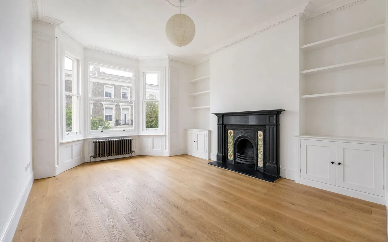 Flat after full refurbishment: fresh decoration and new flooring throughout